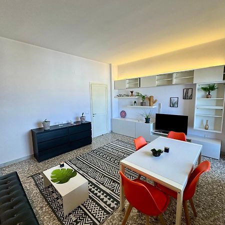 4 Balconi House- Appartamento Moderno A Lecce Exterior foto