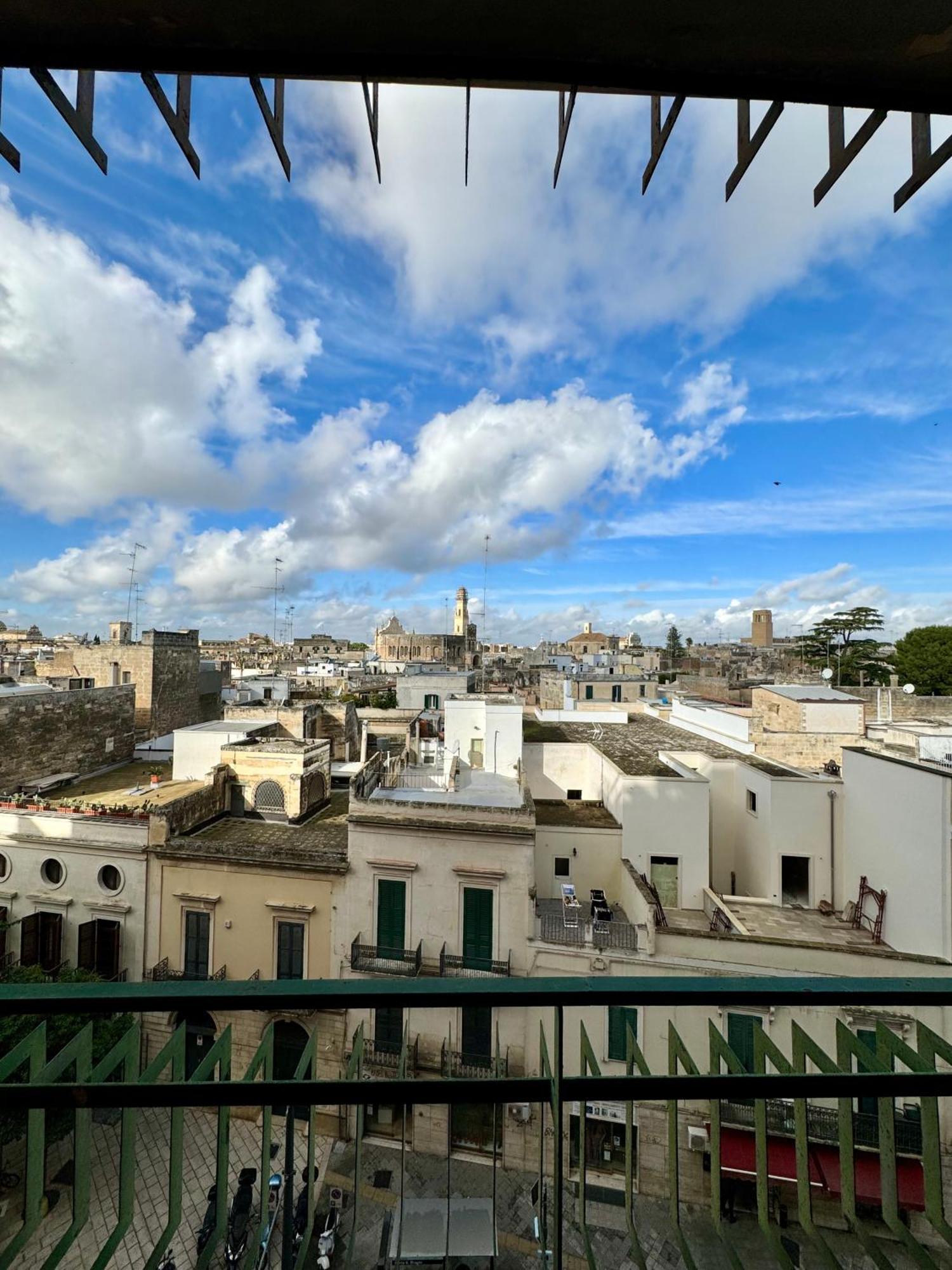 4 Balconi House- Appartamento Moderno A Lecce Exterior foto