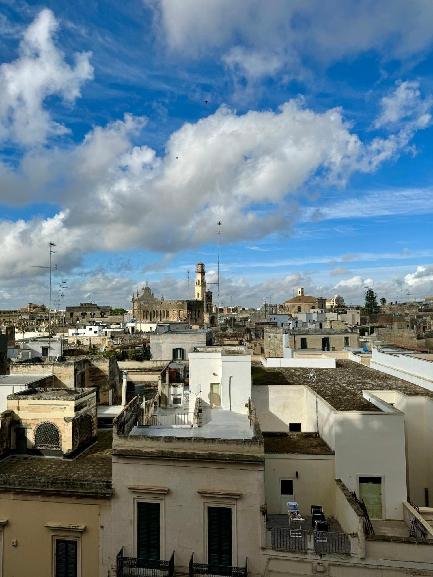 4 Balconi House- Appartamento Moderno A Lecce Exterior foto
